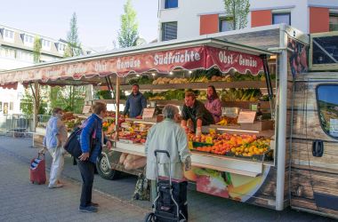 Drei ältere Damen kaufen an einem großen Obststand auf dem Markt in Sonneberg ein.  Foto: Stadt Sonneberg/S. Hinterleitner